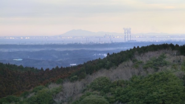 筑波山がはるかに見える。