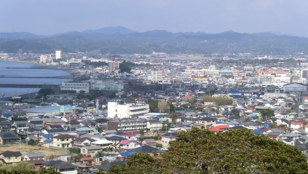 城広場から館山の町並みと富山を望む。