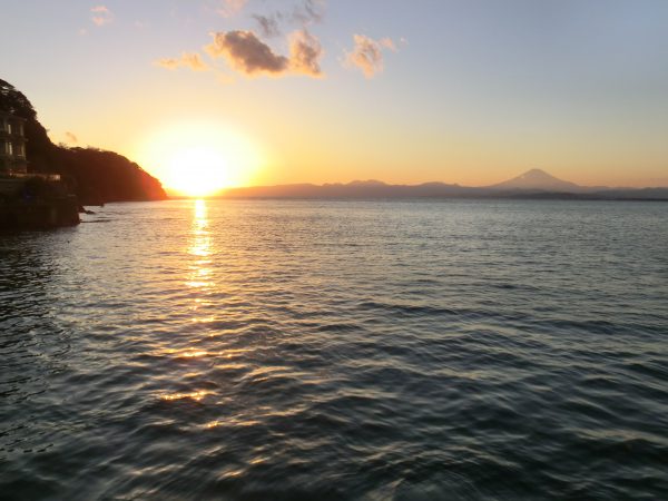 帰りの弁天橋から沈む夕日と富士山や箱根の山並も見え綺麗でした。