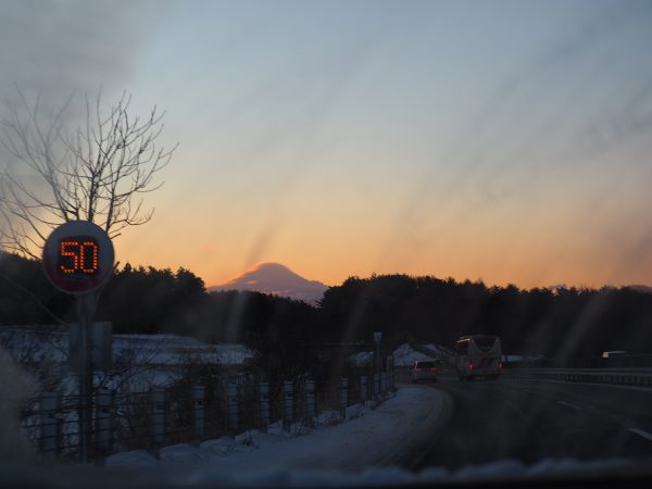 行きの車の中より撮影。富士山が笠をかぶってます。