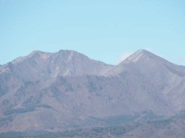 写真右が茅ヶ岳。左が金ヶ岳。