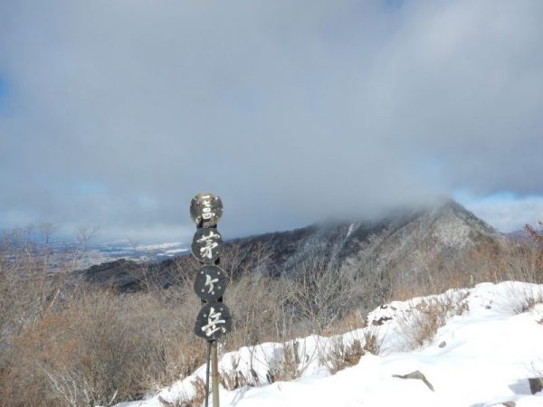 あちらは金ヶ岳(標高1,764m)です。往復約2時間。