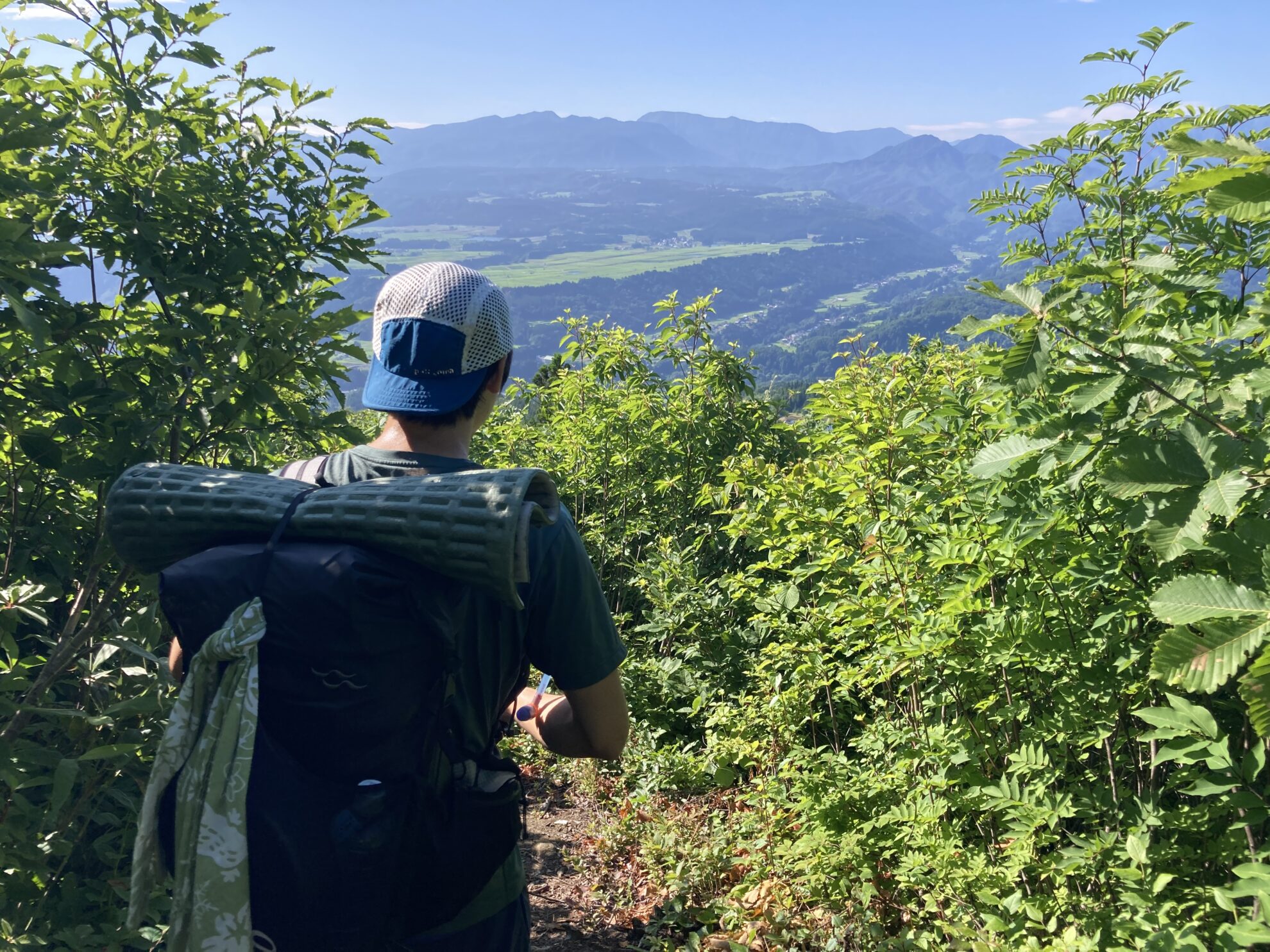 信越トレイル遠く苗場山を見る